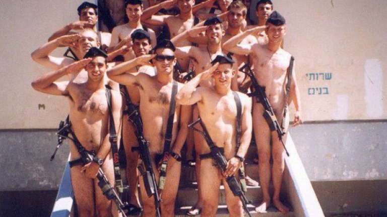Една от най-смелите фотографии е на група голи израелски войници.