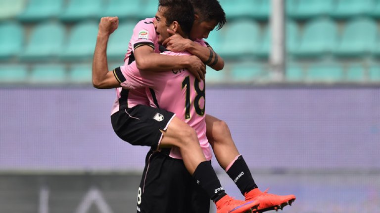 Зад нападателите: Пауло Дибала
Цената от 40 млн. евро, заради която Палермо се раздели с Дибала изглеждаше смешна още през 2015-а, какво остава за сега. Вярно, че тогава бе само на 21, но всички виждаха потенциала му. Аржентинецът пристигна в Палермо от родния си Институто през 2012-а за немалката сума от 12 млн. Дибала вкара 21 гола в 93 мача за тима, показа потенциала си и си спечели трансфер в Ювентус. Започна този сезон в страхотна форма с 11 гола в първите 10 мача в Серия А, въпреки че пропусна две важни дузпи.
Дибала се засече с Чочев в Палермо, а ние няма как да забравим онази асистенция, която даде към българина срещу Дженоа.