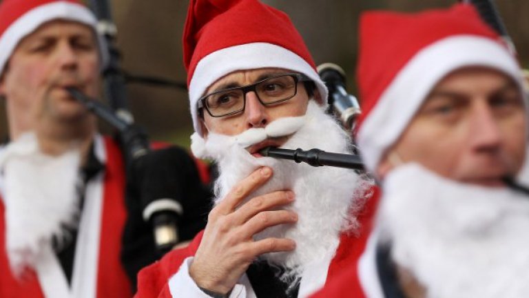 Единбург, Шотландия, около хиляда души, облечени като Дядо Коледа участваха в ежегодното събитие Great Edinburgh Santa Run на 11 декември за набиране на средства, които ще бъдат дарени за благотворителност