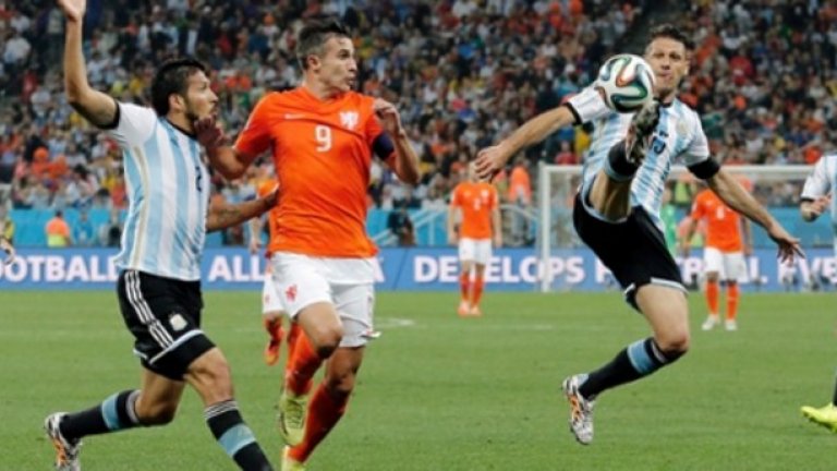 Ван Перси игра безидейно и Ван Гаал го смени