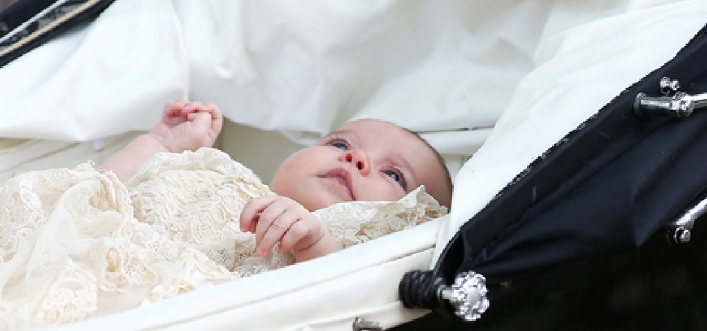 На 2-месечна възраст Шарлот се отправя за кръщенето си във винтидж бебешка количка.