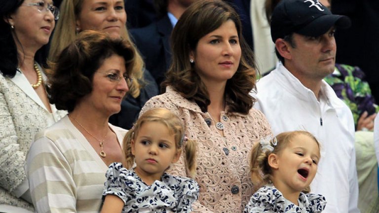 През 2009-а се родиха близначките Майла Роуз и Шарлийн Рива.