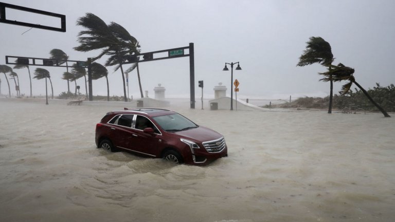 Булевардите на Маями потънаха във вода заради мощното вълнение и ураганните ветрове (ГАЛЕРИЯ)