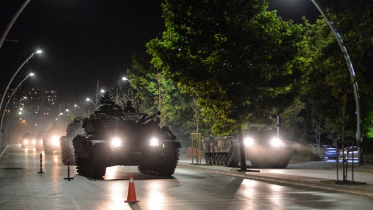 Около 50 войници, участвали в преврата, са се предали на един от мостовете над Босфора в Истанбул. Те са изоставили танковете си и са излезли с вдигнати ръце. Десетки други се предадоха на въоръжените сили на полицията на площад Таксим.

