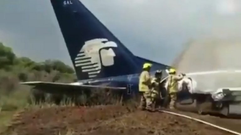 Пилотът и един от пасажерите са в критично състояние