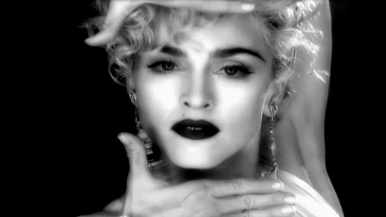 Мадона - Vogue - 1990 г.
Прословутите движения на Мадона с ръцете от клипа на Vogue остават нейна запазена марка през 90-те - време, в което милиони момичета по целия свят се опитват да я копират.