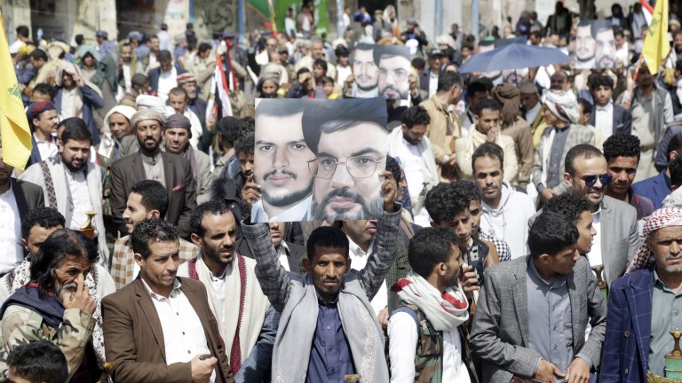 Антиизраелски протест в Сана. На кадъра се виждат знамена на "Хизбула", както и ликовете на нейния лидер Хасан Насрала редом до Абдул-Малик ал Хути
