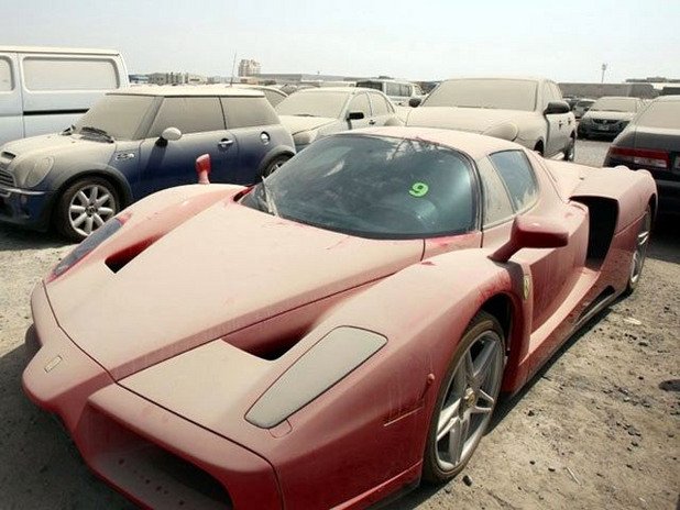 Дубай се прочу с изоставените по пътищата и на летището суперлуксозни возила