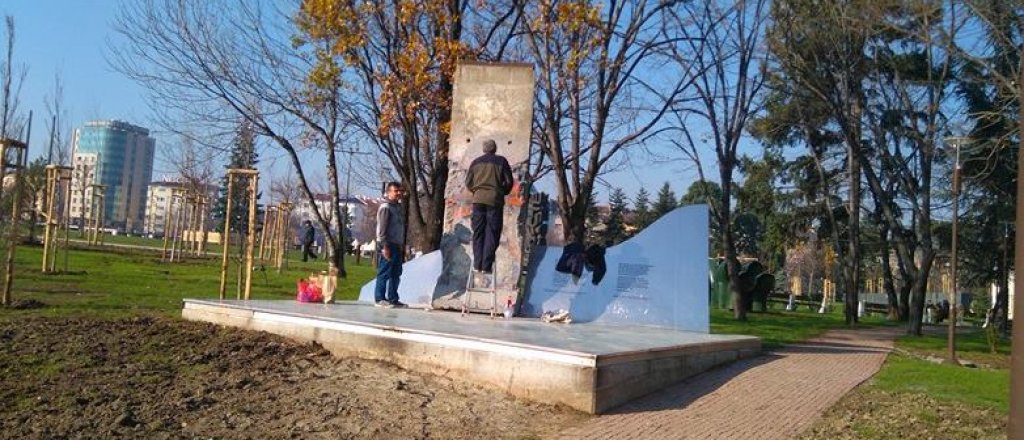 парче от берлинската стенакъс от берлинската стена