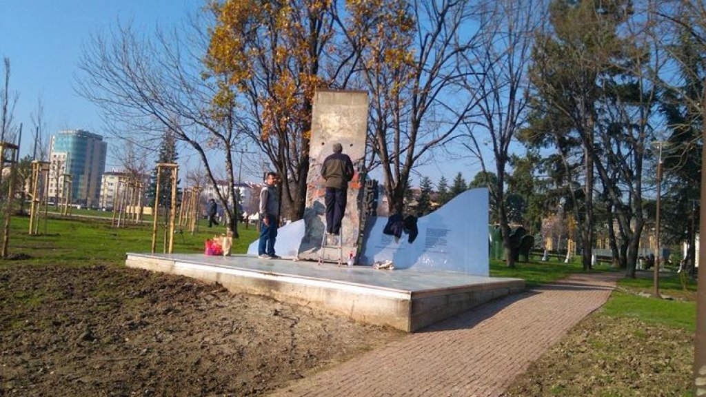 парче от берлинската стенакъс от берлинската стена