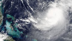 Новият ураган следва пътя на изключително разрушителния "Ирма"