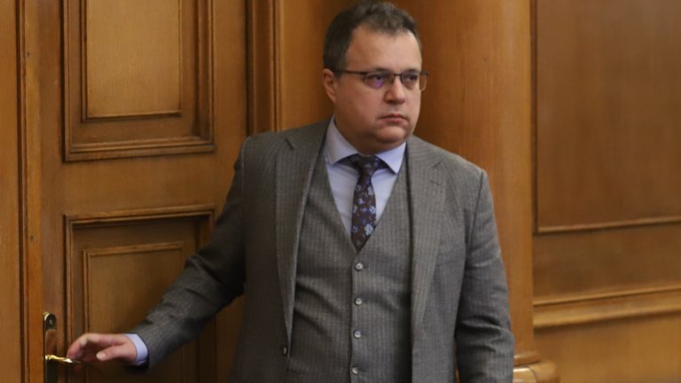 Партийните лидери са стиснали кокала, а верните им последователи се борят срещу всяка мисъл за вътрешна промяна