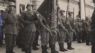 1170px-Vojnici_docekuju_Tita_u_Pirotu