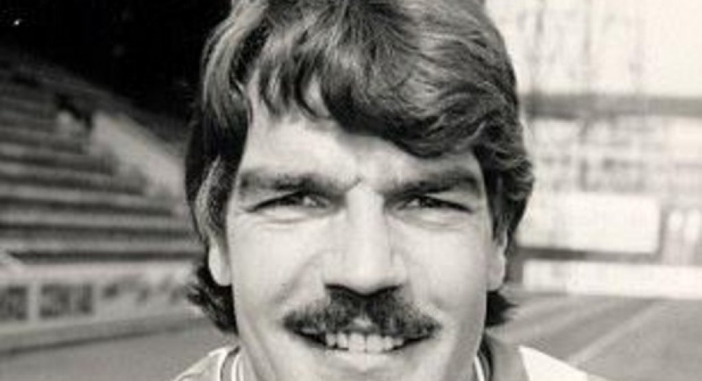 Игра и един сезон с екипа на Хъдърсфийлд (1984-85).
