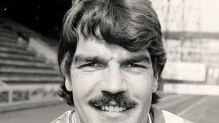 Игра и един сезон с екипа на Хъдърсфийлд (1984-85).