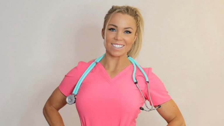 Медицинската сестра Лорън ДрейнОткакто навършва 16 години Лорън Дрейн е медицинска сестра със специалност кардиология. Въпреки че голяма част от деня прекарва в болницата, от няколко години 32-годишната красавица е пристрастена към фитнеса, което я прави много популярна в интернет.