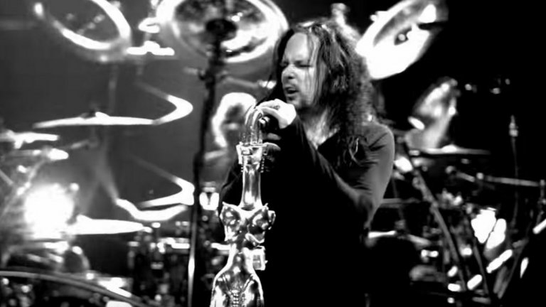 KoRn feat. Skrillex/Kill the Noise - Narcissistic Animal
През 2011-а ню метъл гигантите от KoRn издадоха десетия си албум "Path of Totality", който най-меко казано е различен - съдържа колаборации с музиканти от електронните стилове Skrillex, Noisia, Excision и други такива имена, които на редовия рок/метъл фен едва ли говорят нещо. По това време dubstep-ът беше в пика си и бандата успя сравнително навреме да се качи на този влак, преди безвъзвратно да е напуснал гарата на масовата популярност. Хубавото е, че резултатът, макар и да не беше "преобръщащ представи", никак не беше лош.
Най-добро впечатление в албума прави вторият сингъл - "Narcissistic Cannibal", в който KoRn си партнират със Skrillex и Kill the Noise. Успехът му се дължи на допирната точка между жанровете - запомнящ се бас, а енергичното парче и до днес намира място в сетлистите на концертите на KoRn.