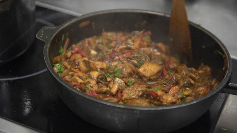 6. Свалете температурата на ниско към средно и оставете да се сгъсти 10-15 минути. 
Кавърмата трябва да е хубава и гъста. Пробвайте на вкус, добавете сол и прясно смлян черен пипер накрая.
За повече свежест, в последния момент преди да сервирате, добавете магданоз и малко масло.