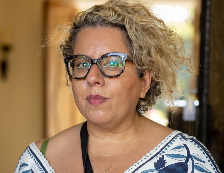 Режисьорката Тина Гарави защитава избора на Адел Джеймс с аргумента, че Клеопатра е приличала повече на нея, отколкото на Елизабет Тейлър.