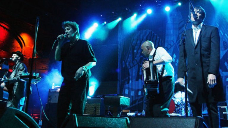 The Pogues - Love you 'Till the End
Има нещо наистина грабващо в това как грозният глас на още по-грозния като външност Шейн Макгоуън може да създаде такава нежна любовна песен. Тя сама по себе си не е тъжна, но определено може да ти разбие сърцето. Бонус - има я в саундтрака на PS: I Love You.