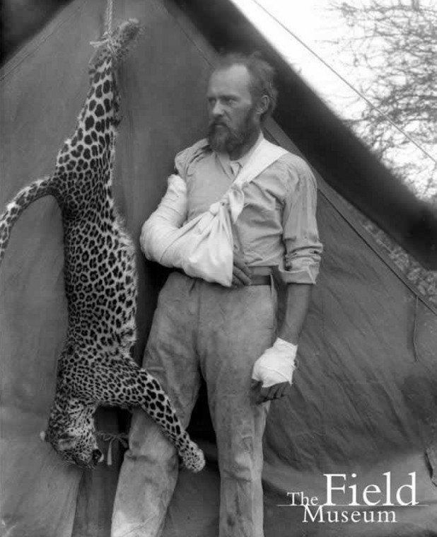 Мъж позира геройски до леопард, който е убил сам с голи ръце, след като е бил нападнат, 1896-та