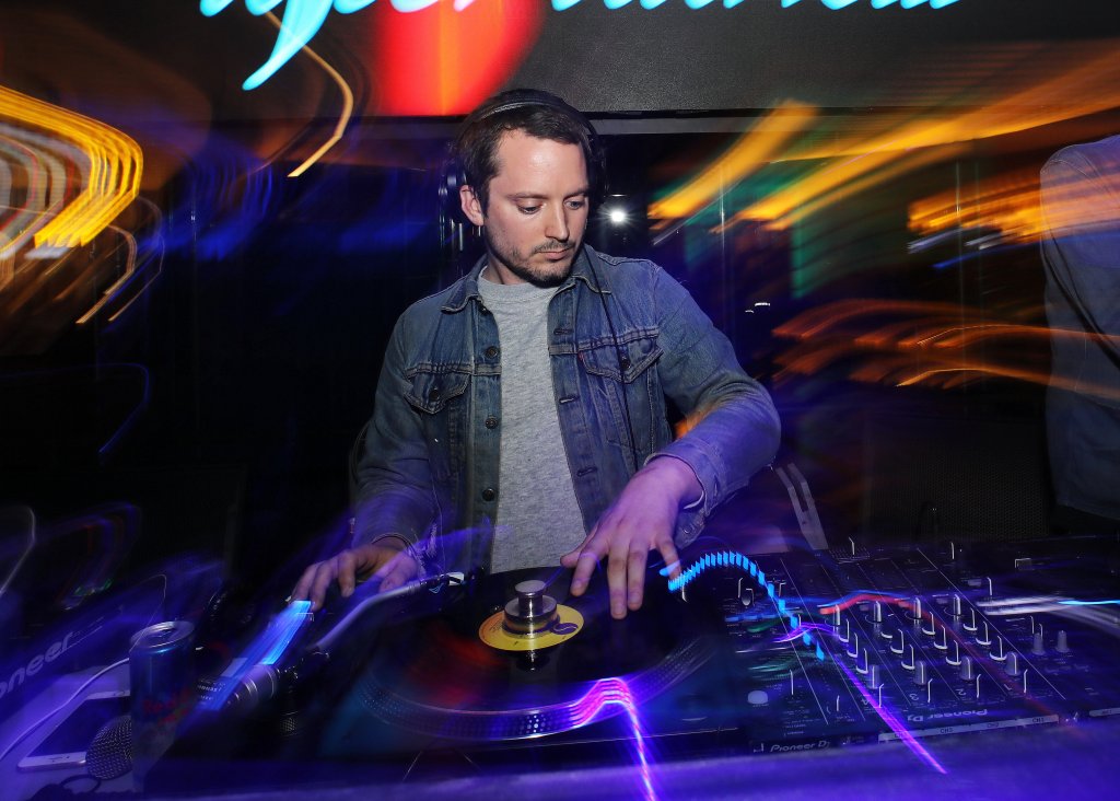DJ Baggins in the mix!
Филмите не са единственото хоби, което се е превърнало в професия за синеокия актьор - той е и диджей. Още от тинейджър обичал да пуска музика на партита с приятели, а когато започнали да му плащат, решил да се заеме сериозно с работата зад пулта.