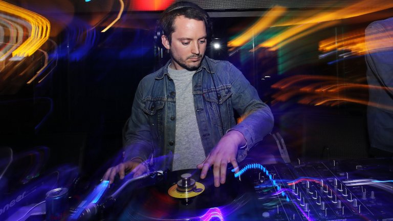 DJ Baggins in the mix!
Филмите не са единственото хоби, което се е превърнало в професия за синеокия актьор - той е и диджей. Още от тинейджър обичал да пуска музика на партита с приятели, а когато започнали да му плащат, решил да се заеме сериозно с работата зад пулта.