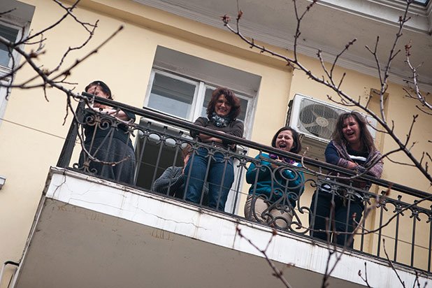 Гражданки искрено се забавляват на импровизираното шествие на "Атака"
