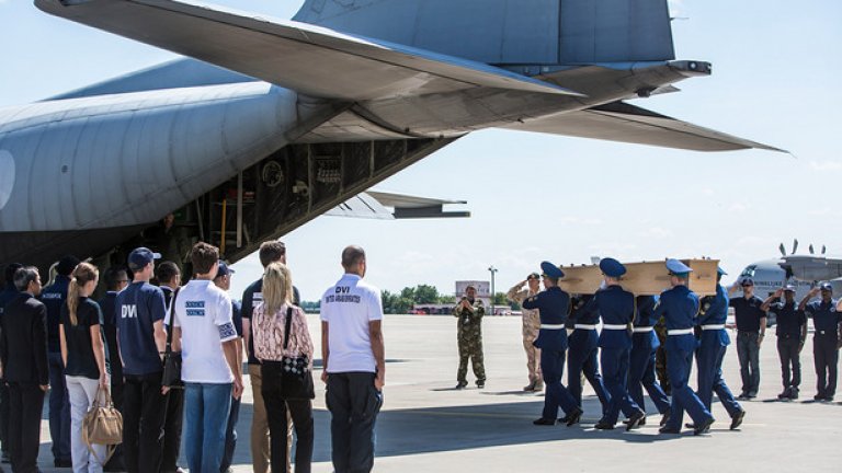 Холандия посреща телата на жертвите от MH17