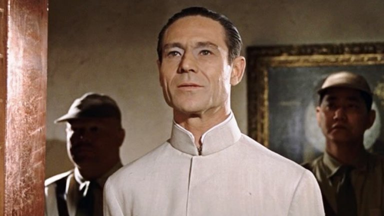 Доктор Но
Доктор Джулиъс Но е първият злодей от света на Бонд, когото виждаме на големия екран. Поставя летвата толкова високо, че практически всеки следващ е сравняван именно с него. Наполовина германец, наполовина китаец и изцяло луд учен, който иска да провали изстрелването на американски спътник, като използва радио сигнал от тайната си подземна бърлога в Барбадос. Не само, че планът му се проваля, но и го застига ужасяваща смърт - сварен е жив в басейн с вряла вода.