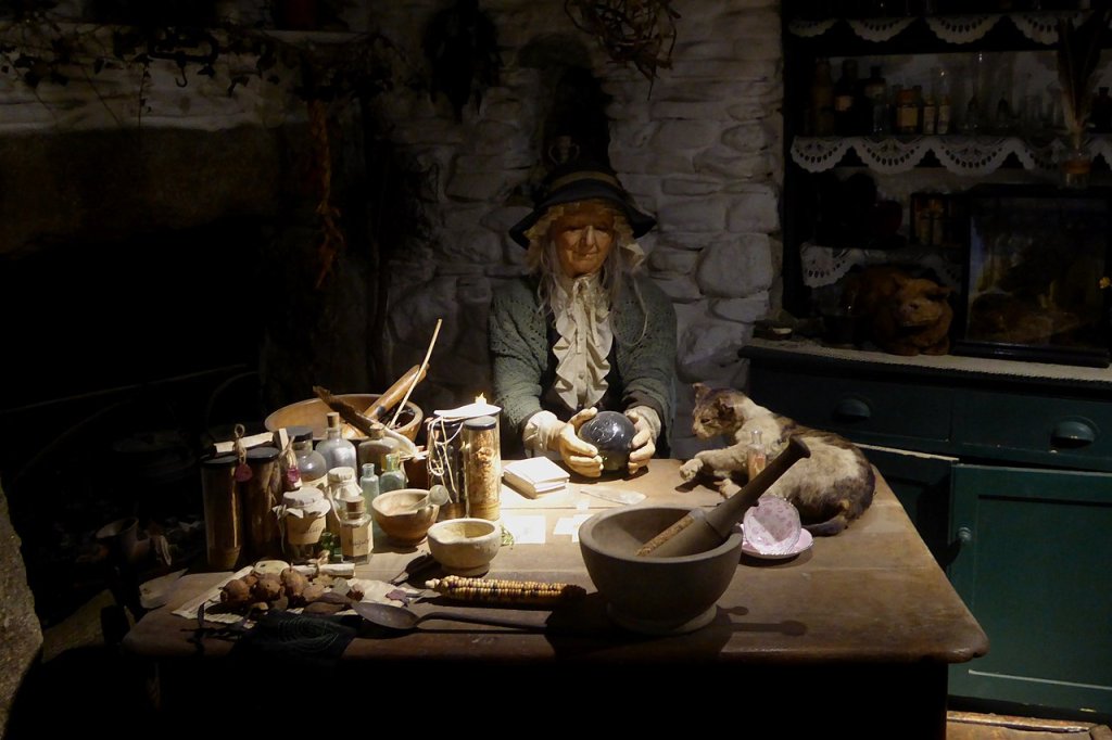 1280px-Diorama_of_a_Cunning_Woman_in_the_Museum_of_Witchcraft_and_Magic