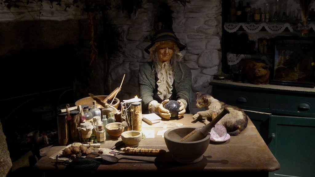 1280px-Diorama_of_a_Cunning_Woman_in_the_Museum_of_Witchcraft_and_Magic