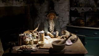 1280px-Diorama_of_a_Cunning_Woman_in_the_Museum_of_Witchcraft_and_Magic