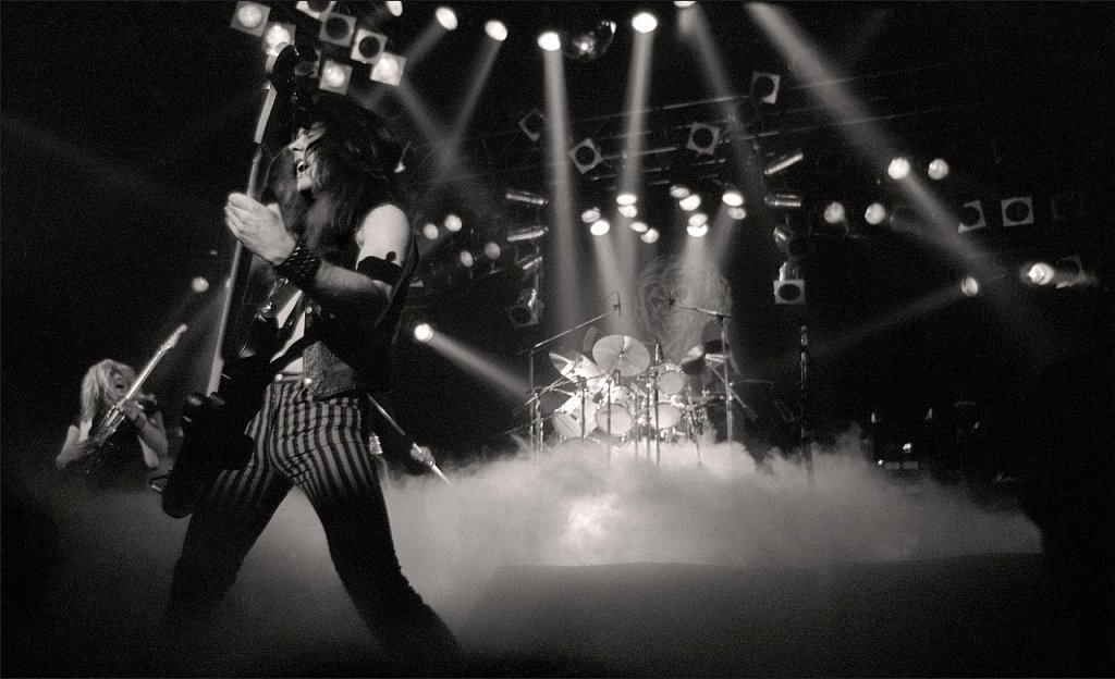Iron_Maiden,_Steve_Harris_-_Manchester_Apollo_-_1980
