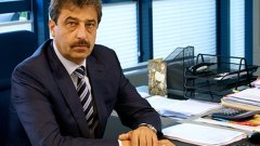 В пореден опит да защити и малкото му останало достойнство на банкер, Цветан Василев се обръща патетично към "истинските служители на КТБ"