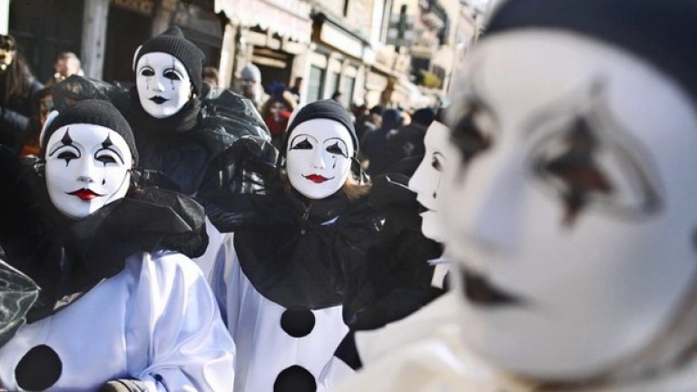 Най-характерното за фестивала във Венеция са маските, които също така са символ на града