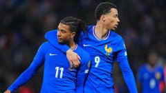 Франция си уреди класирането със съдийска помощ, Англия запази перфектния актив