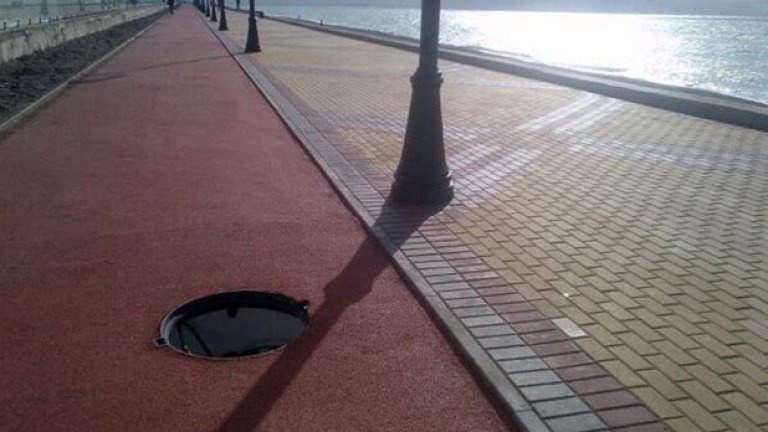 Потребители на социалната мрежа Twitter коментираха, че и в Сочи паважът е като на ремонтирания булевард "Витоша"