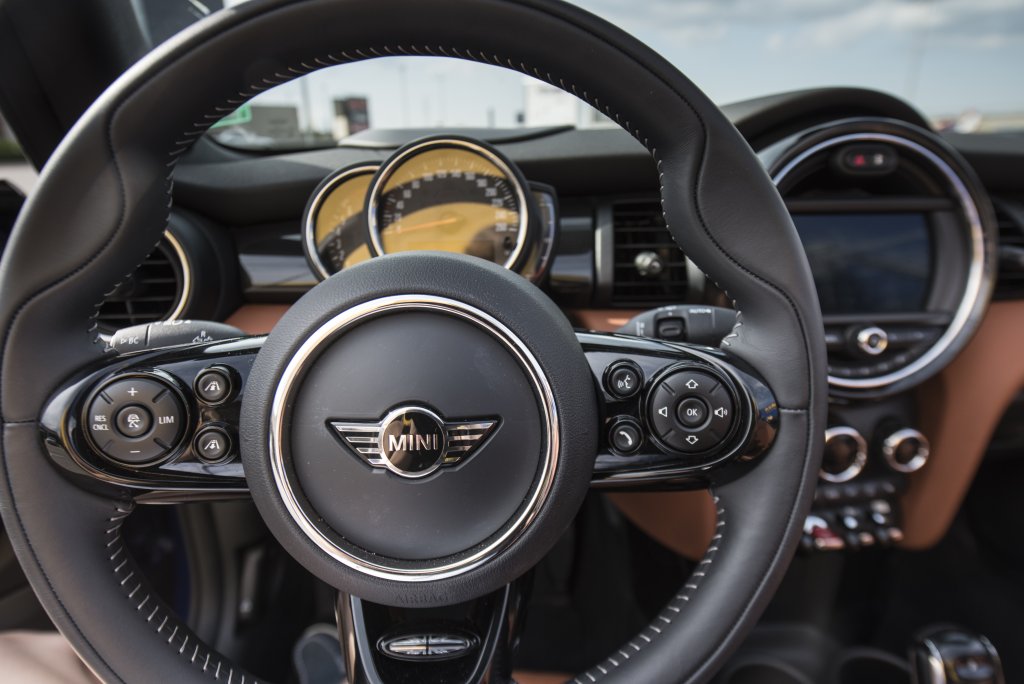 Оформеният по нов начин сериен волан с три спици на MINI Cabrio вече включва и три мултифункционални бутона. От лявото поле за управление може да се активира Speed Limit Device за настройка на максималната скорост, отдясно се управляват аудио- и комуникац