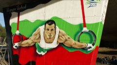 Голямата идея на Столична община е да разположи на ключови места Големи графити на които са изобразени Големи спортисти. На снимката: Йордан Йовчев украсява пространството под Моста на влюбените в София