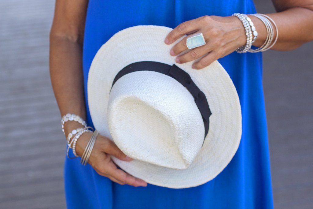 Сламена шапка 

Много жени се притесняват да носят сламени шапки извън плажа - струват им се твърде неглиже. Само че сламената шапка в съчетание с правилните аксесоари си е идеалната градска класика, която хем ще ви предпази от слънцето, хем ще придаде завършен вид на облеклото ви. За да докарате бохемски стил, добавете обемни гривни и пръстени, равни сандали, пъстроцветни рокли и поли.