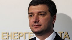 Министърът на икономиката и енергетиката Драгомир Стойнев заяви, че не се притеснява от заплахата на EBV да внесат иск срещу България за 1 млрд. евро
