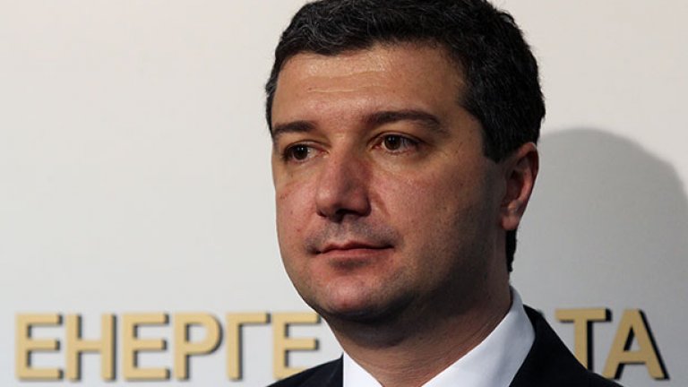 И министър Драгомир Стойнев заплаши ЕРП-ата с отнемане на лицензи