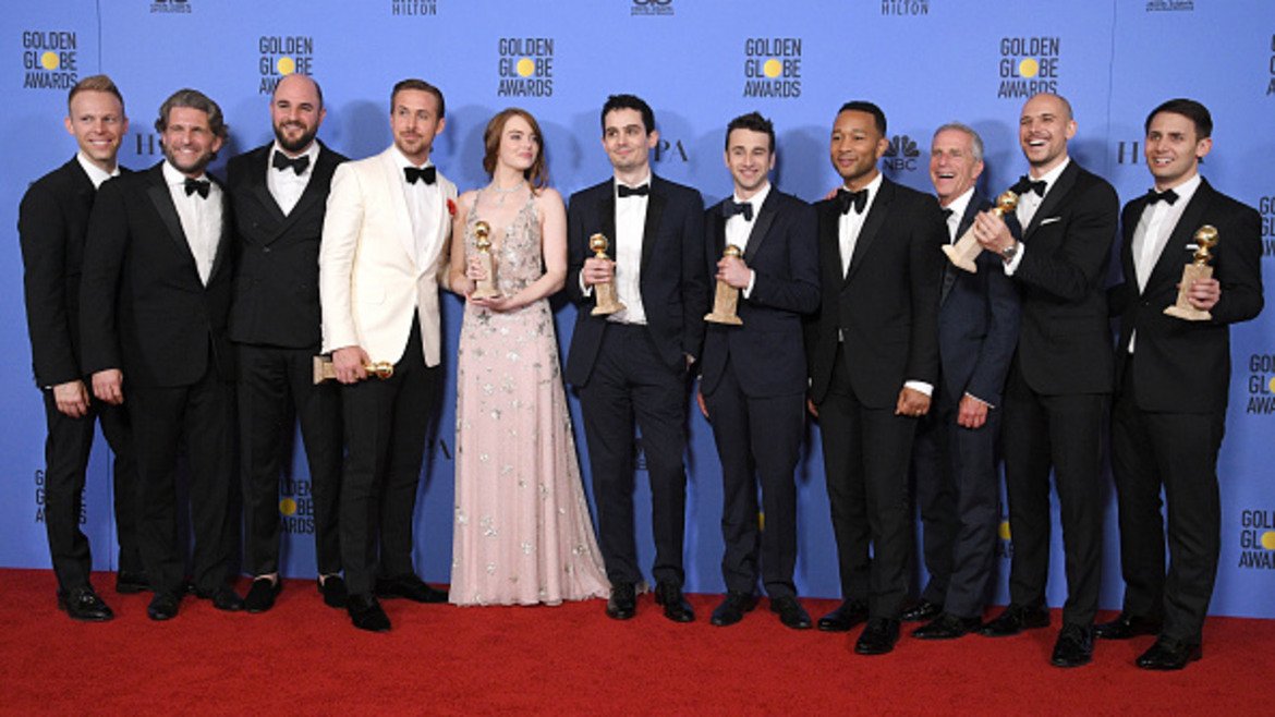 Екипът на La La Land се сдоби с още награди: за най-добър режисьор на игрален филм - Деймиън Шазел, за най-добър сценарий на игрален филм - отново Шазел и за най-добра оригинална музика към игрален филм - Джъстин Хъруиц