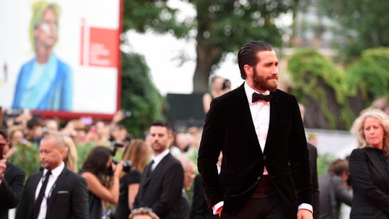 Джейк Джиленхол 
Джейк и сестра му Маги са родени в Лос Анджелис в семейството на режисьора Стивън Джиленхол и номинираната за "Оскар" сценаристка Наоми Форнър. 
Освен че от малки са свикнали със славата, корените на двамата актьори могат да бъдат проследени до шведската аристокрация. И ако това не стига, близки приятели на фамилия Джиленхол са имена като Пол Нюман и Джейми Лий Къртис, която е и кръстница на Джейк.