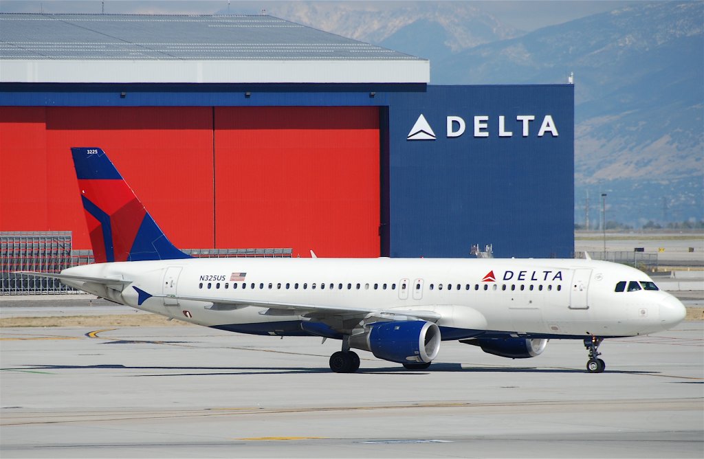 Delta_Air_Lines_Airbus_A320-211;_N325US@SLC;09.10.2011_621dn_(6300478946)