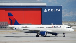 Delta_Air_Lines_Airbus_A320-211;_N325US@SLC;09.10.2011_621dn_(6300478946)