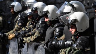 Причината е задържането на трима косовски полицаи от Сърбия