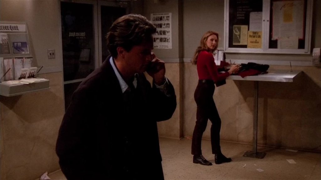 Бонус: Джил Гудейкър
Единствената гост звезда, чието име бе изречено на „телефонен” език в сериала. Гудейкър играе себе си, докато двамата с Чандлър са затворени в банка, заради спиране на тока.