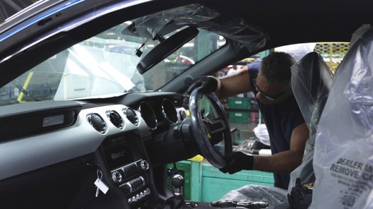 Клиентите в Европа и пазарите по света с десен волан очакваха официалната поява на Mustang над половин век